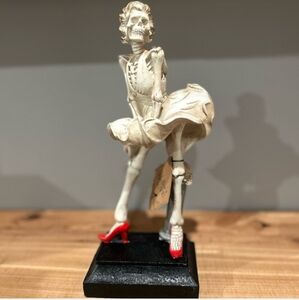 NWT Marilyn Monroe Skelton Statue✨️